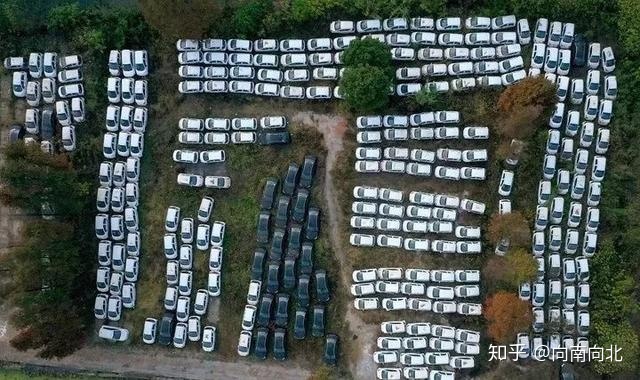 浙江又现电动共享汽车“坟场”上千辆电车抛弃野外